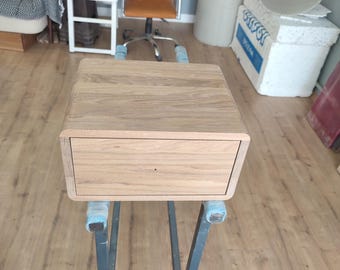 Wisząca szafka nocna na zamówienie z szufladą z litego dębu – wąska szafka nocna montowana do ściany