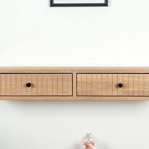 Flytande konsolbord med två räfflade lådor i massiv ek – Hallbord