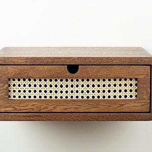 Floating Nachttisch mit Rattan Schublade, Wand Nachttisch aus massiver Eiche, moderner Nachttisch aus Holz