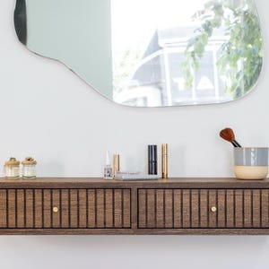 Fluted Oak Floating Makeup Table: Modern Vanity Desk with Drawers
