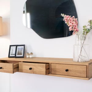 Flytande konsolbord med tre lådor i massiv ek – Hallway Styling