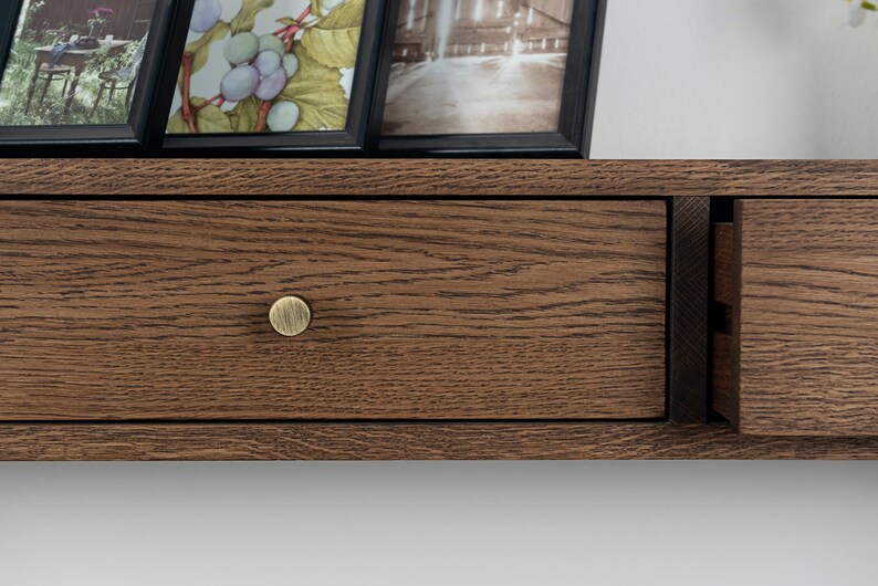 Puede incluir: Una taza de cer&aacute;mica blanca con un asa negra y el texto "But First, Coffee" en negro, con una fuente de estilo manuscrito. La taza est&aacute; sobre una superficie blanca.