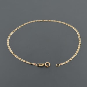 May include: A gold chain bracelet with a tri-color design. The bracelet is made of three different shades of gold: yellow, rose, and white.