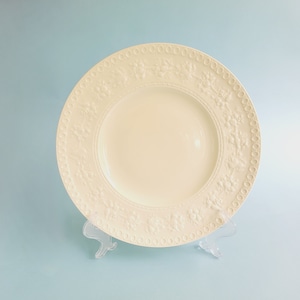 Wedgwood Wellesley Dinner Plate, Cream with Embossed Fruit & Circles, c.1930-69, Of Etruria and Barlaston England, Elegant China Dinnerware