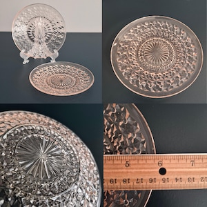 K&ouml;nnte beinhalten: Rosafarbene Glasplatten mit einem strukturierten Sternmuster. Eine Platte wird auf einem transparenten St&auml;nder pr&auml;sentiert, w&auml;hrend eine andere flach aufliegt. Die Platten haben einen Durchmesser von etwa 15 cm.