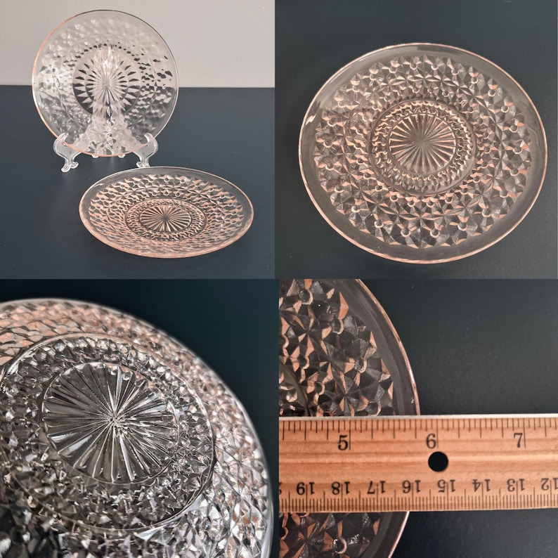 K&ouml;nnte beinhalten: Rosafarbene Glasplatten mit einem strukturierten Sternmuster. Eine Platte wird auf einem transparenten St&auml;nder pr&auml;sentiert, w&auml;hrend eine andere flach aufliegt. Die Platten haben einen Durchmesser von etwa 15 cm.