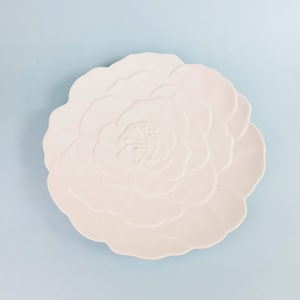Studio Nova White Hibiscus Flower Platter, Raised Flower Petal Design, 14&quot; Round Chop Plate, Made in Japan, Elegant Serving Platter Gift