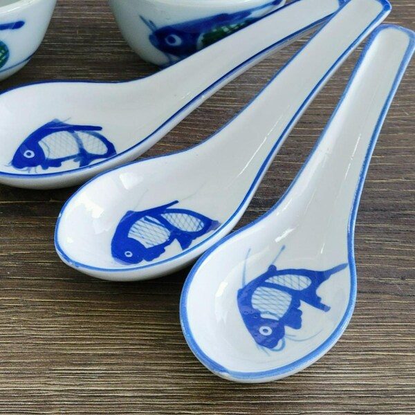 Juego de 3 cucharillas de sopa chinas vintage azules y blancas, con diseño de pez koi, ideal para decoración de cocina asiática o náutica.