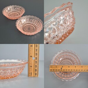 K&ouml;nnte beinhalten: Zwei rosa Glasschalen mit Rautenmuster und gewellten R&auml;ndern. Jede Schale hat einen Durchmesser von etwa 12,7 cm. Die Schalen haben ein zentrales Sternmuster. Das Glas hat einen leichten rosa Farbton.