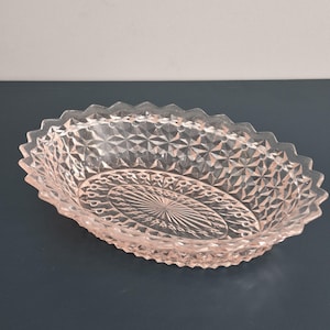 K&ouml;nnte beinhalten: Rosa, ovales Glasgeschirr mit Rautenmuster und gewelltem Rand. Die Mitte des Geschirrs weist ein Sonnenstrahl-Design auf. Ideal zum Servieren oder Dekorieren.