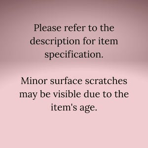 K&ouml;nnte beinhalten: Ein rosa Farbverlaufshintergrund mit schwarzem Text. Der Text lautet: &bdquo;Bitte beachten Sie die Beschreibung f&uuml;r die Artikelspezifikation. Geringf&uuml;gige Oberfl&auml;chenkratzer k&ouml;nnen aufgrund des Alters des Artikels sichtbar sein.&ldquo;