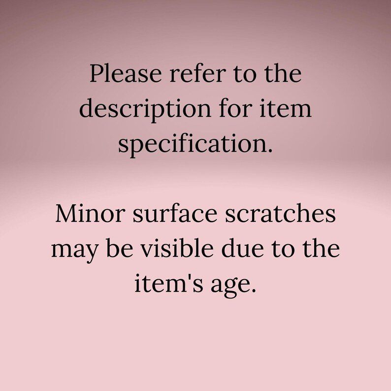 K&ouml;nnte beinhalten: Ein rosa Farbverlaufshintergrund mit schwarzem Text. Der Text lautet: &bdquo;Bitte beachten Sie die Beschreibung f&uuml;r die Artikelspezifikation. Geringf&uuml;gige Oberfl&auml;chenkratzer k&ouml;nnen aufgrund des Alters des Artikels sichtbar sein.&ldquo;