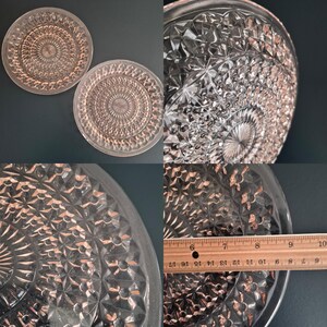 K&ouml;nnte beinhalten: Eine Collage von Bildern, die klare Glasplatten und eine Sch&uuml;ssel mit komplizierten, geometrischen Mustern zeigen. Die Teller haben ein zentrales kreisf&ouml;rmiges Design. Ein Lineal zeigt ein Ma&szlig; von etwa 23 cm.