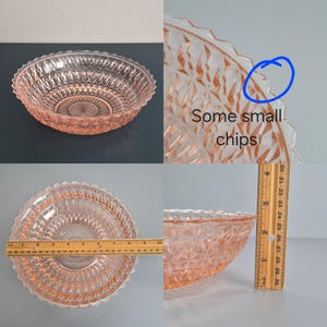 K&ouml;nnte beinhalten: Rosa Glasschale mit Rautenmuster und gewelltem Rand. Die Schale hat einen Durchmesser von ca. 25 cm und ist 7,6 cm hoch. Das Bild zeigt einige kleine Chips am Rand.
