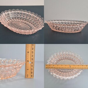 K&ouml;nnte beinhalten: Rosa ovale Glasschale mit Rautenmuster und gewellten Kanten. Die Schale ist ca. 30 cm lang und 18 cm breit. Die Mitte der Schale hat ein kreisf&ouml;rmiges Design.