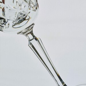 K&ouml;nnte beinhalten: Rustikales Holzschild mit dem wei&szlig;en Schriftzug "Welcome to our home". Das Schild hat eine Used-Optik und ein schlichtes, einladendes Design f&uuml;r die Haust&uuml;r.