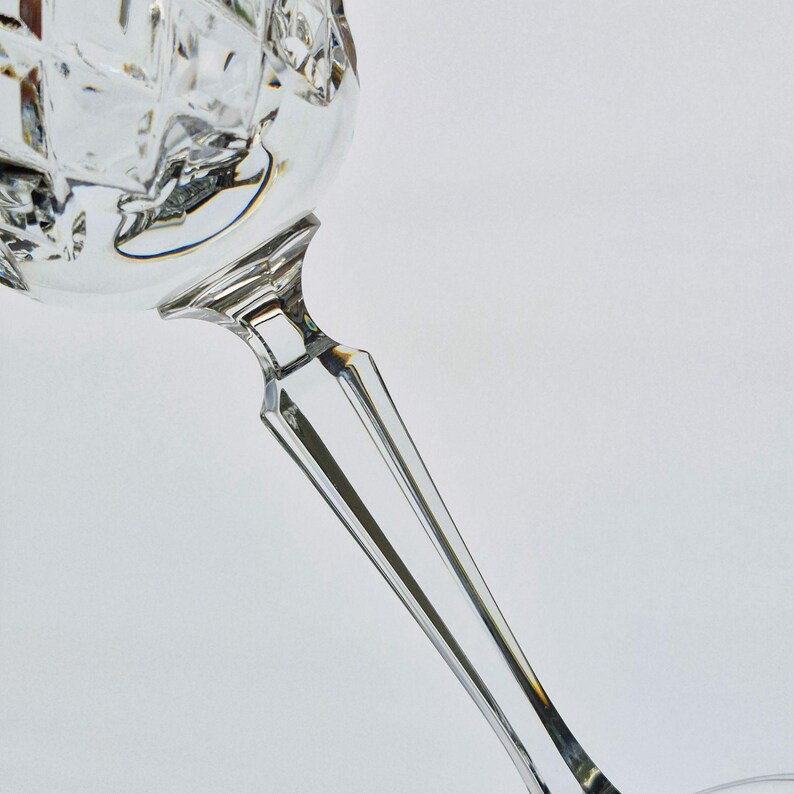 K&ouml;nnte beinhalten: Rustikales Holzschild mit dem wei&szlig;en Schriftzug "Welcome to our home". Das Schild hat eine Used-Optik und ein schlichtes, einladendes Design f&uuml;r die Haust&uuml;r.