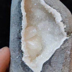 Quartz geode with clear stilbite crystals