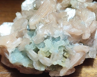 Estilbita en calcedonia botroidal