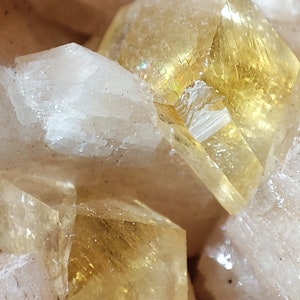 Cristales de calcita miel y estilbita en matriz
