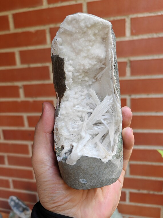 明るい石英上の細かいスコレサイトのジオード - Etsy 日本