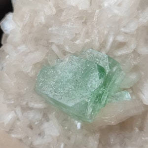 Perfectos cubos de apofilita verde en matriz de estilbita blanca