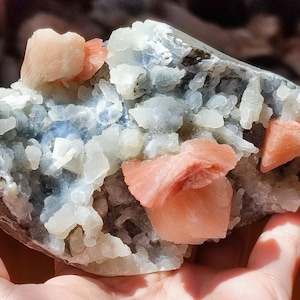 Fans of reddish heulandite and stilbite crystals on chalcedony matrix