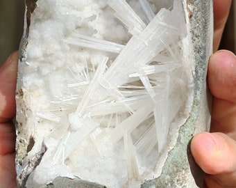 明るい石英上の細かいスコレサイトのジオード - Etsy 日本