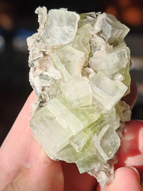 apophyllite verte sur stilbite et heulandite Cristal - - Catawiki