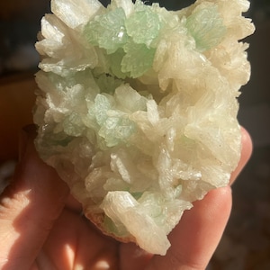 Flores de apofilita verde com estilbita transparente em heulandita pêssego