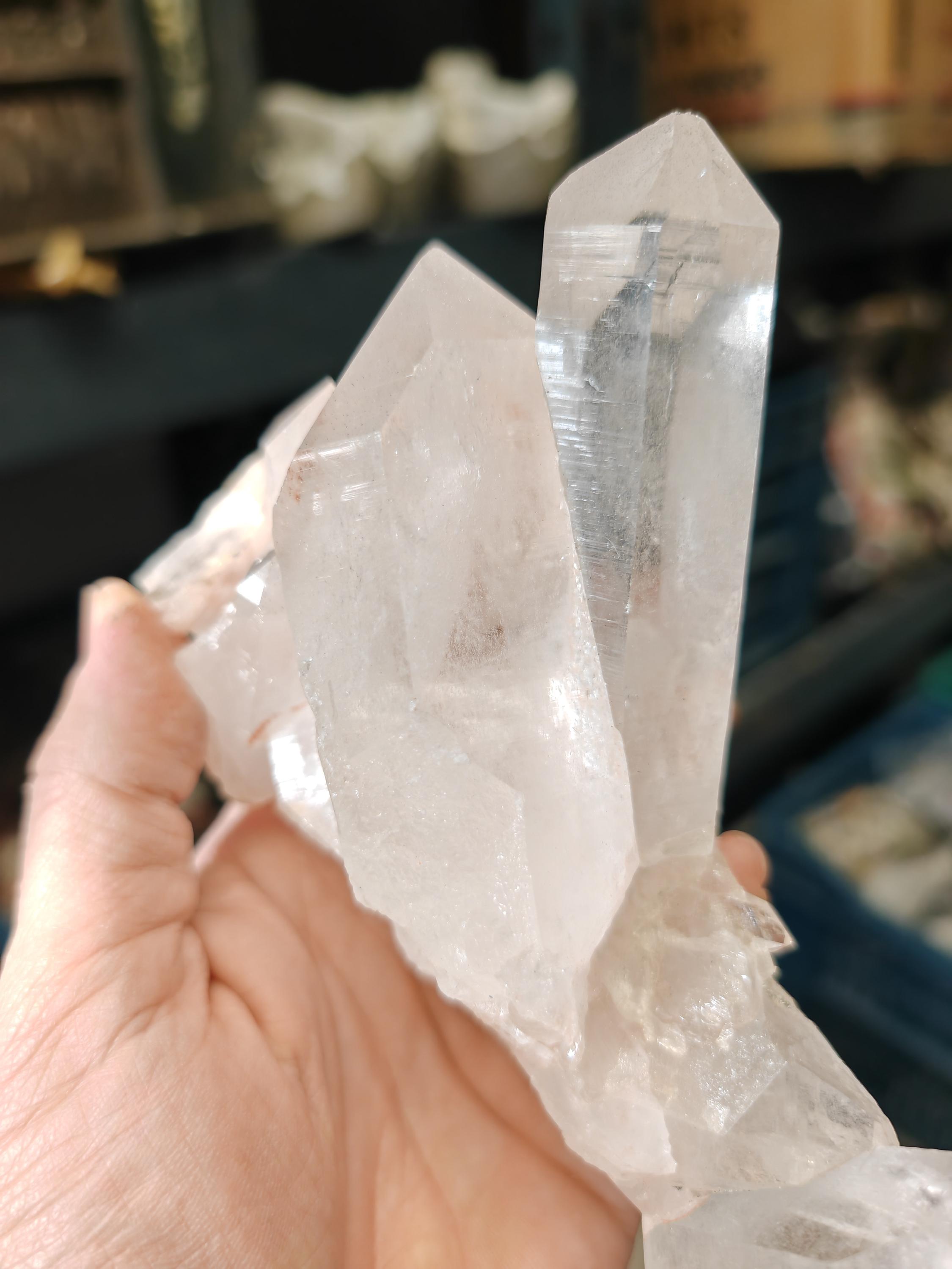0.91kg。独自のマトリックスを形成したヒマラヤ水晶クラスター - Etsy 日本