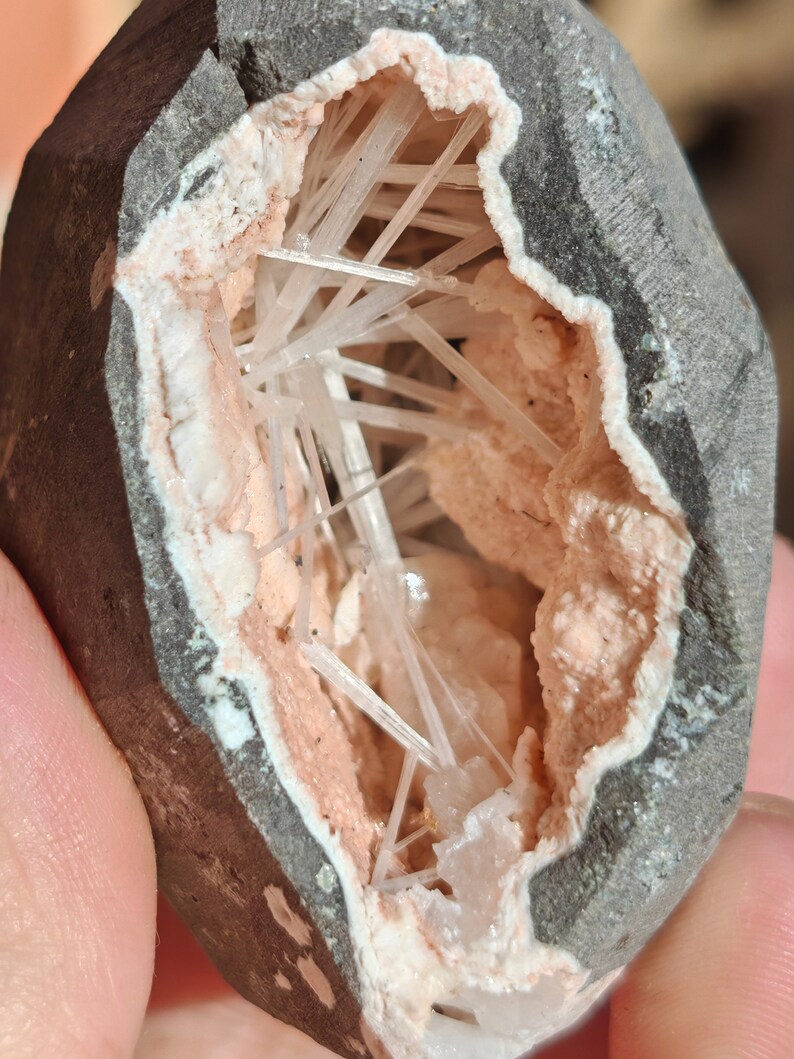 Geoda de heulandita rosa y escolecita - Etsy México