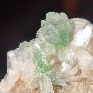 Green apophyllite geode with stylute on orange heulandite