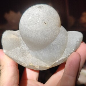 Peut inclure: Une g&eacute;ode ronde blanche avec une surface lisse et textur&eacute;e. La g&eacute;ode est pos&eacute;e sur une base &eacute;galement blanche et textur&eacute;e.