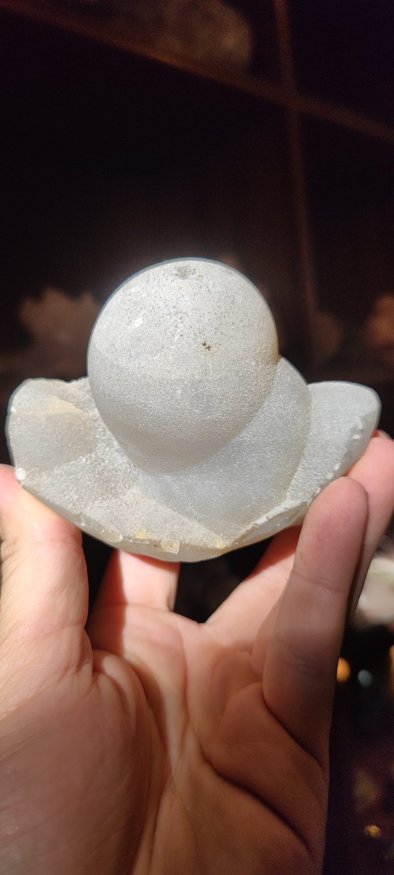 Peut inclure: Une g&eacute;ode ronde blanche avec une surface lisse et textur&eacute;e. La g&eacute;ode est pos&eacute;e sur une base &eacute;galement blanche et textur&eacute;e.