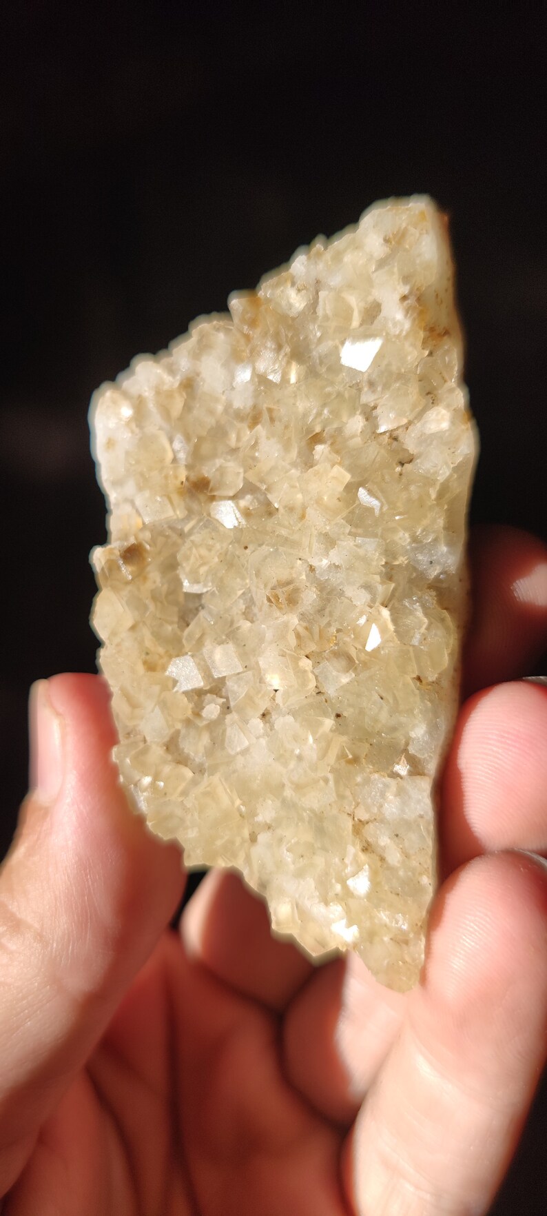 Pu&ograve; includere: Un ammasso di piccoli cristalli trasparenti e traslucidi con una tonalit&agrave; marrone chiaro. I cristalli sono raggruppati in una forma irregolare e ruvida.