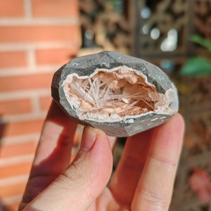 Geoda de heulandita rosa y escolecita