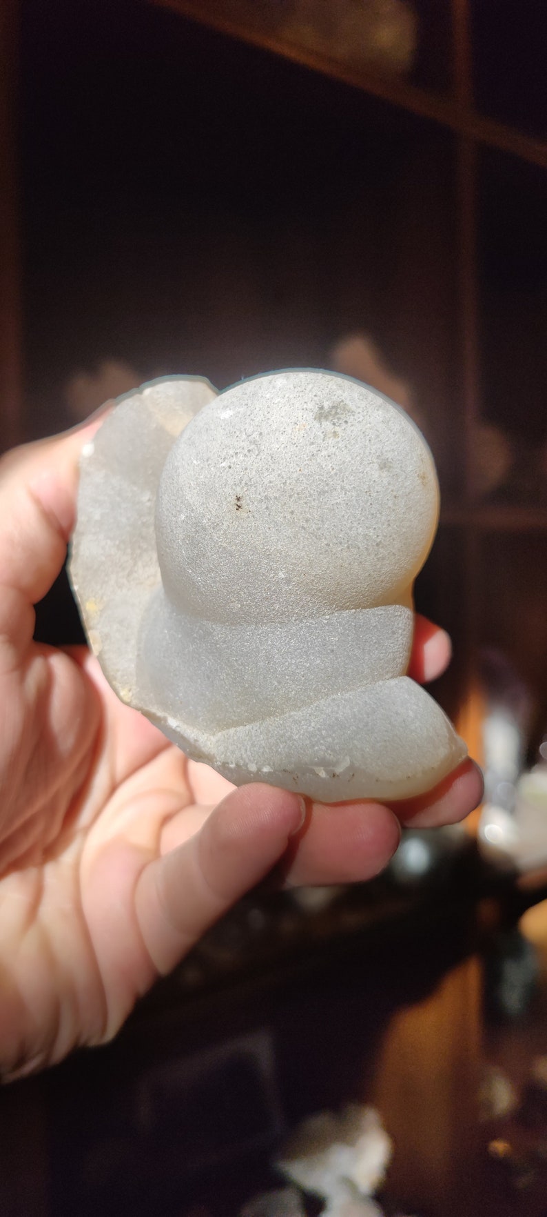 Peut inclure: Une g&eacute;ode d'agate blanche, ronde et textur&eacute;e avec une surface lisse et polie. La g&eacute;ode a la forme d'une petite colline arrondie.