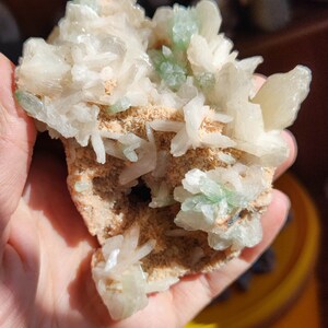 Grüner Apophyllit auf Matrix mit Stylbite