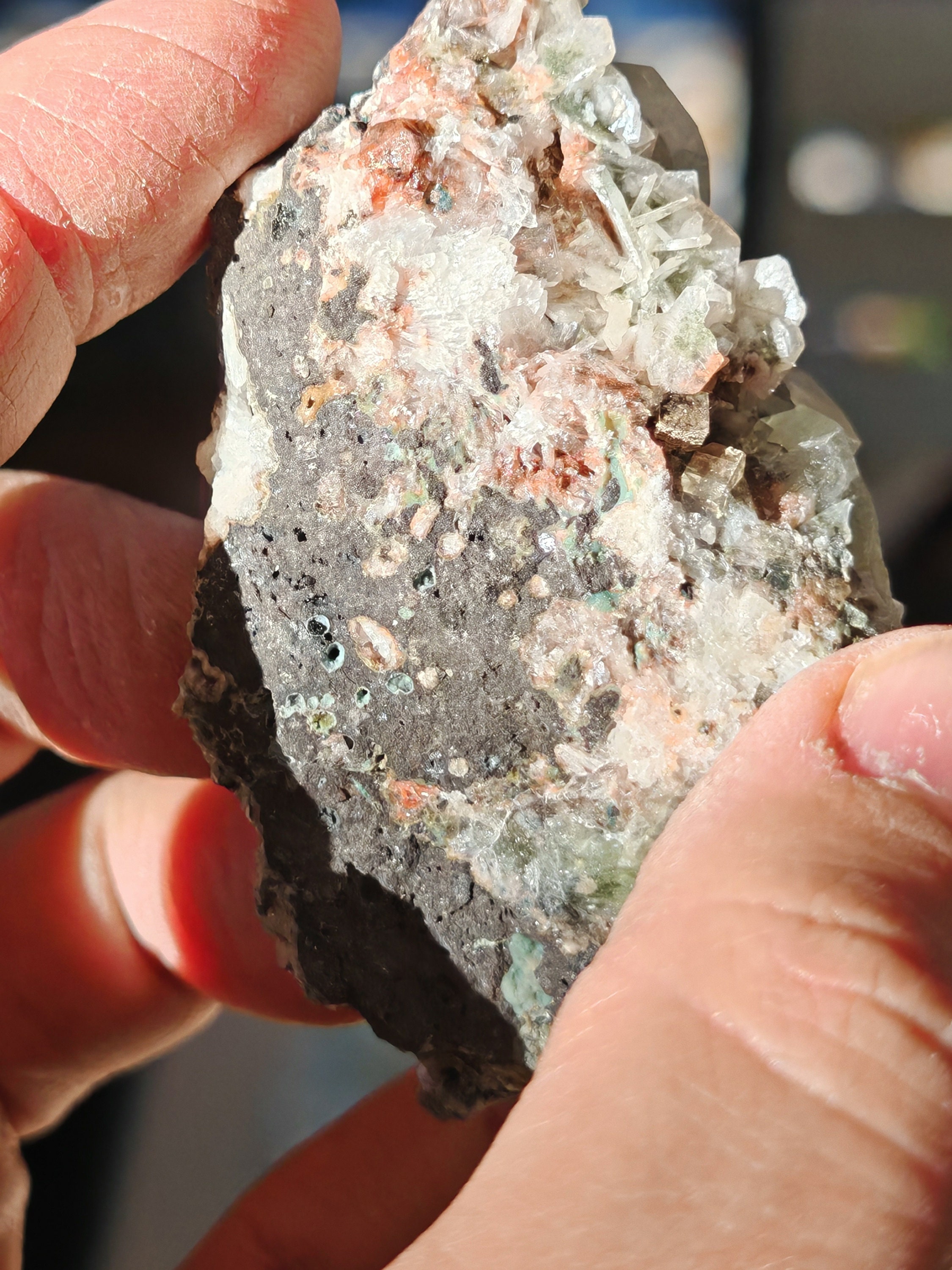 Apophyllite verte et cubes de stilbite sur matrice - Canada