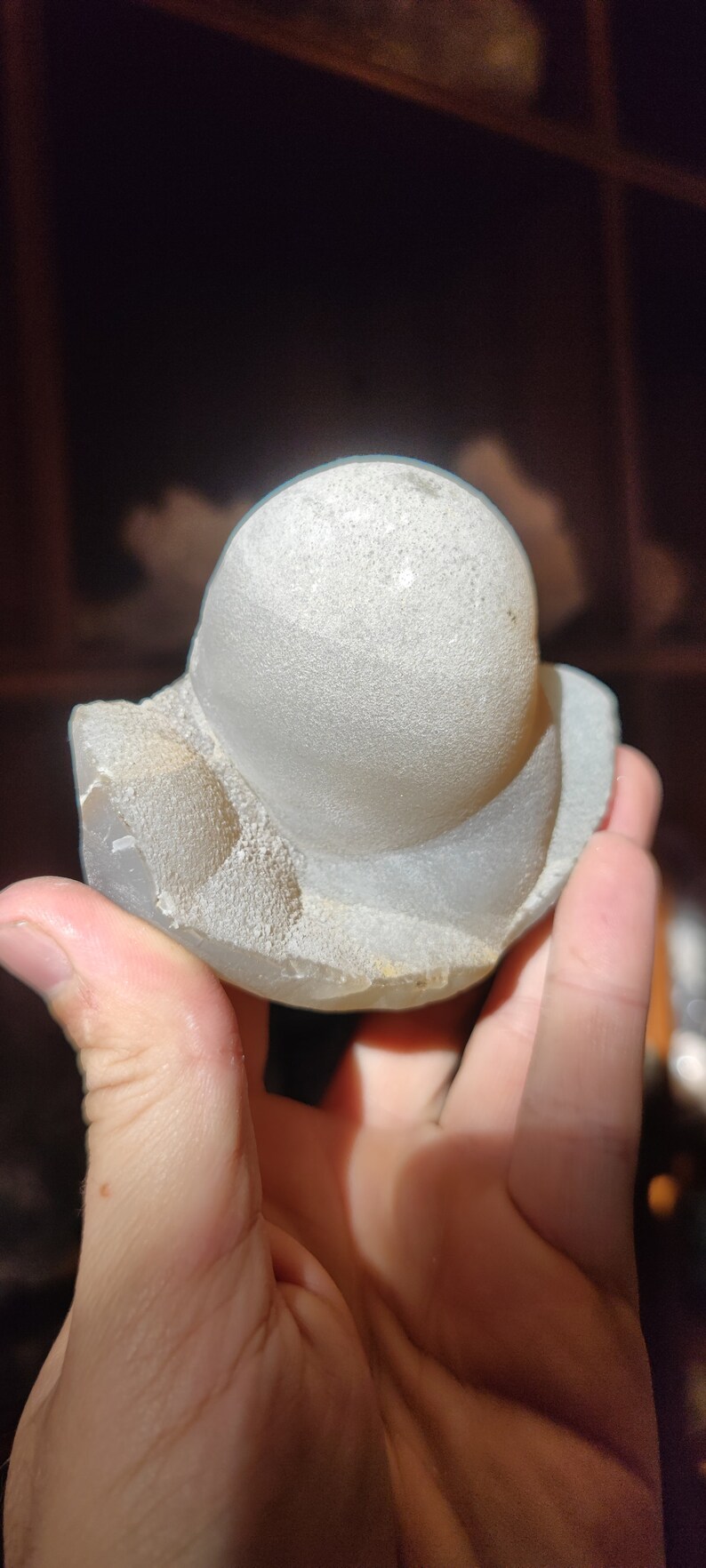 Peut inclure: Une g&eacute;ode d'agate blanche avec une surface lisse et arrondie et une base rugueuse et textur&eacute;e.