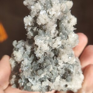 Transparenter Mikro-Stylbit in dunkler Chalcedonmatrix