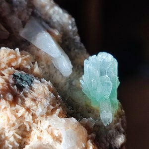 Green apophyllite geode with stilbite on orange heulandite