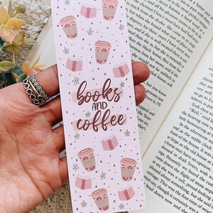 Marcapáginas de lino con cita de libros y café rosa / Tarjeta de lino / Regalo acogedor de libro / Marcapáginas de lectura de otoño / Marcapáginas de lectura de otoño