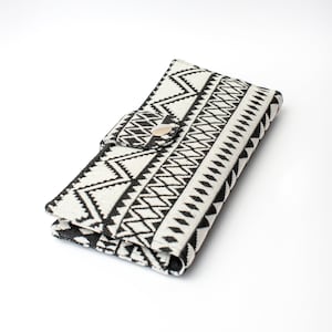 Tribal Stripe Bifold Wallet, Veganes iPhone Wallet, Einzigartiges Handmade Phone Organizer, Boho Stoff Card Wallet - tribal schwarz und weiß gestreift