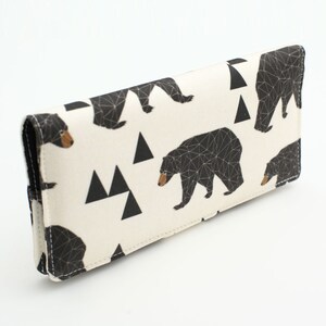 Cartera plegable Woodland, Cartera larga ligera, Cartera organizadora de teléfono para mujer con ranuras para tarjetas, Cartera para teléfono de animales: osos marrones en blanco