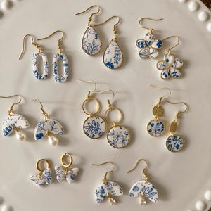 Pendientes de arcilla azul y blanca
