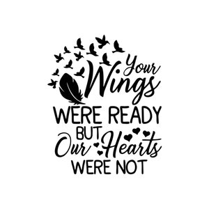 Puede incluir: Gráfico en blanco y negro con el texto "Your Wings Were Ready But Our Hearts Were Not" con una pluma y pájaros volando en el fondo.