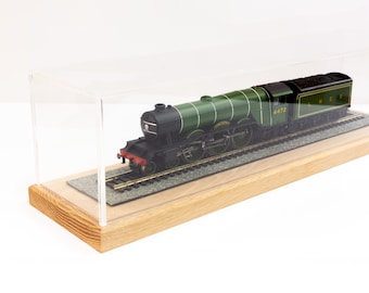 Spur HO / Spur HO Modellbahn Vitrine mit Gestell aus massiver amerikanischer Eiche – Hornby, Model Trains, Bachmann, Train Display - CHAMFERED