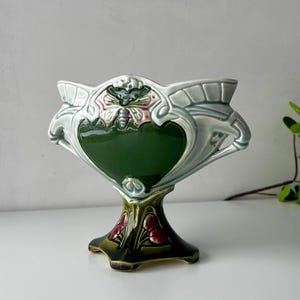 Planter majolica jardinière, cachepot met vlinderreliëf, Europees keramiek uit het midden van de eeuw
